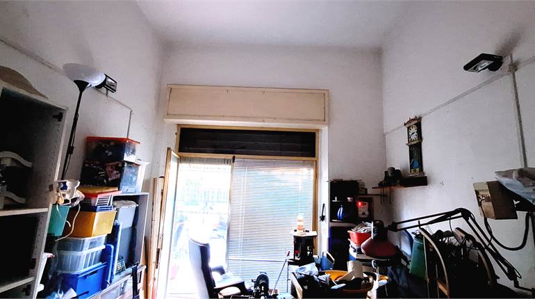 Warehouse 在 出售 到 Genova