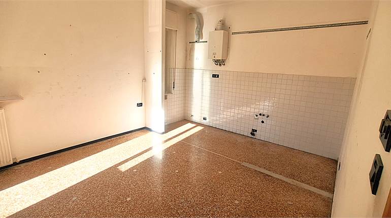 VIA CAMPOMORONE; 5 VANI E ½ CON GIARDINO E CANTINA