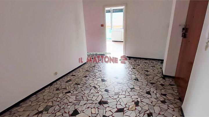 CAMPOMORONE – Ampio 6 vani con balconata in posizione tranquilla e comoda