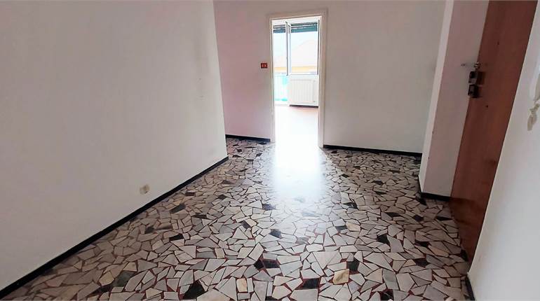 CAMPOMORONE – Ampio 6 vani con balconata in posizione tranquilla e comoda