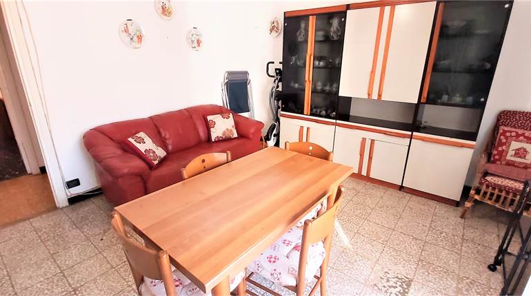 CAMPOMORONE, 6 vani e 1/2 con balcone e piano alto